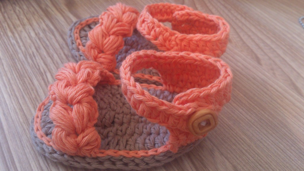 Sandalias para bebé a crochet trenzada